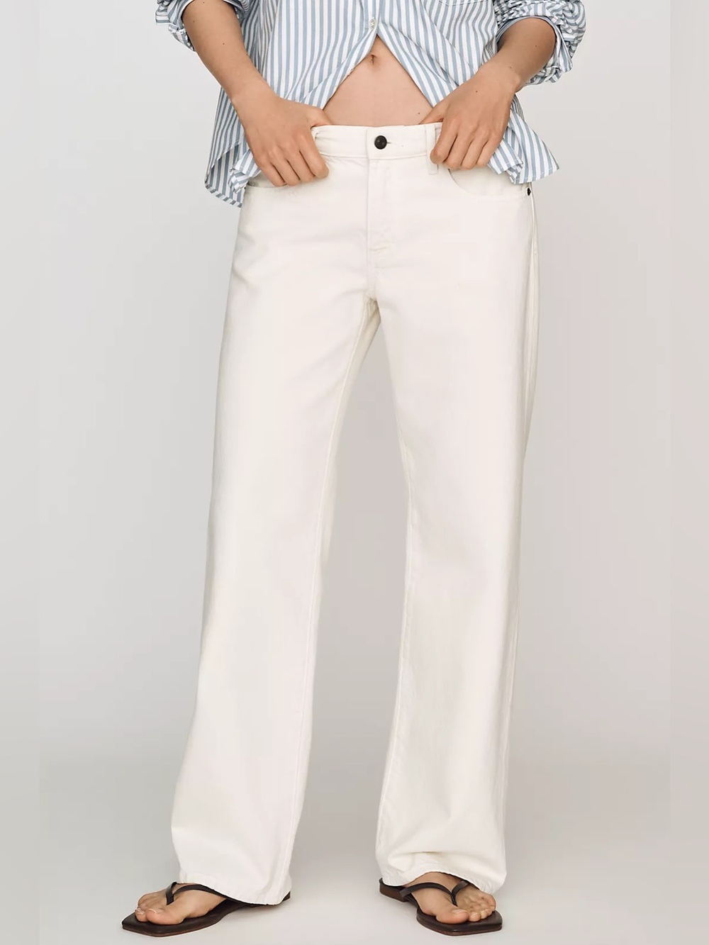 FRAME The Saturday Low-Rise
Straight-Leg Jeans size 24 Color: Shell